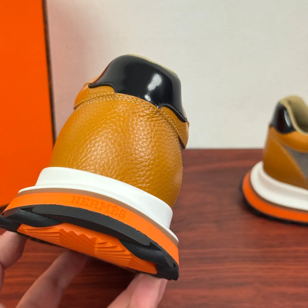 Batch 740 HERMES/Hermès men’s new sports shoes, rhythmic casual shoes: crafted with luxurious materials, luxurious walking experience! The upper is made of top-grade calfskin, with a fine texture like silk caressing the fingertips. The flexible texture is suitable for a variety of scenes; some shoes are integrated with breathable mesh, and the light breathing makes your steps refreshing at all times. The sole is made of high-elastic rubber composite material, and the carefully carved patterns give strong grip, making every step as stable as stepping on the clouds. At the same time, the cushioning and shock-absorbing technology is hidden in it, quietly eliminating the impact of the road. From urban commuting to outdoor walking, Hermès uses luxurious materials and craftsmanship to make every step a double luxury of texture and comfort, showing the brand's ultimate pursuit of details and quality in every inch. Size: 39-40-41-42-43-44 leather shoe size (can be customized to 38.45.46) Item number: H25286 leather mesh orange